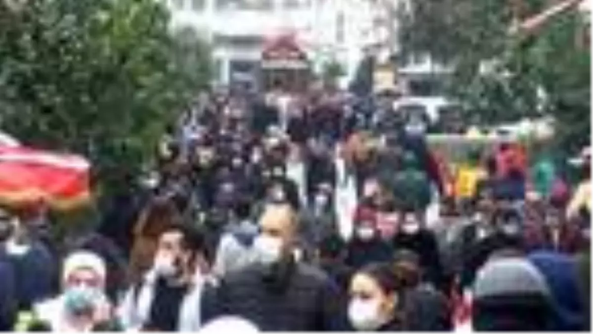 İSTİKLAL CADDESİ\'NDE YOĞUNLUK, BÜFE ÖNLERİNDE KUYRUK OLUŞTU