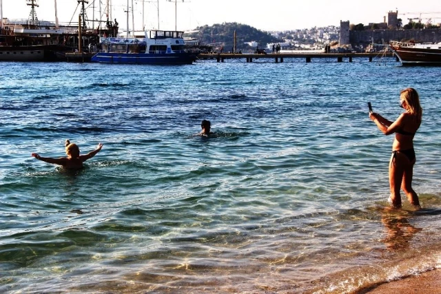 Kısıtlama biter bitmez sahile akın ettiler, denizin keyfini doyasıya çıkardılar