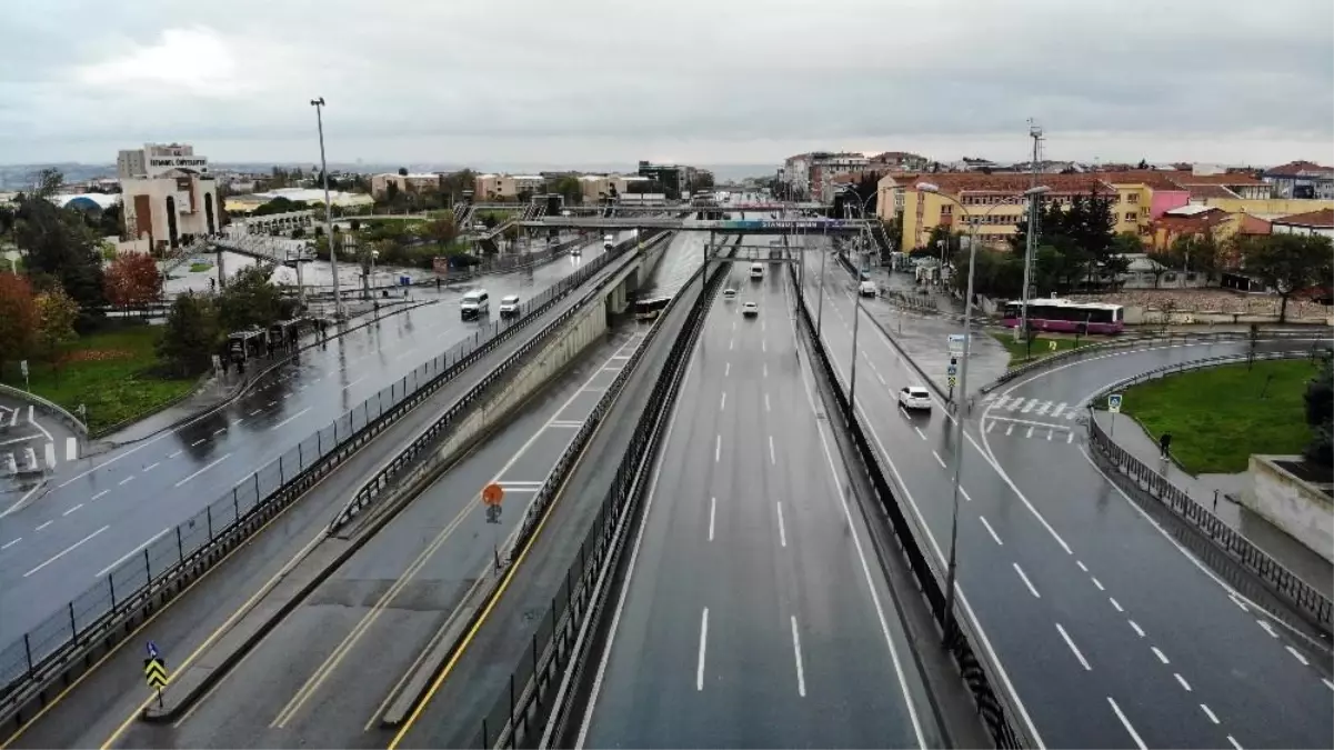 Kısıtlama sabahında yollar ve meydanlar boş kaldı