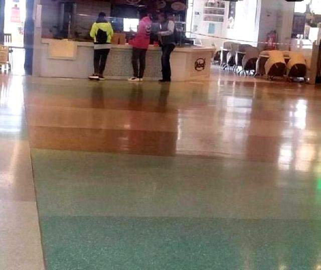 Masa ve sandalyelerin kaldırıldığı AVM'de, yerde yemek yediler