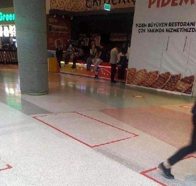Masa ve sandalyelerin kaldırıldığı AVM'de, yerde yemek yediler