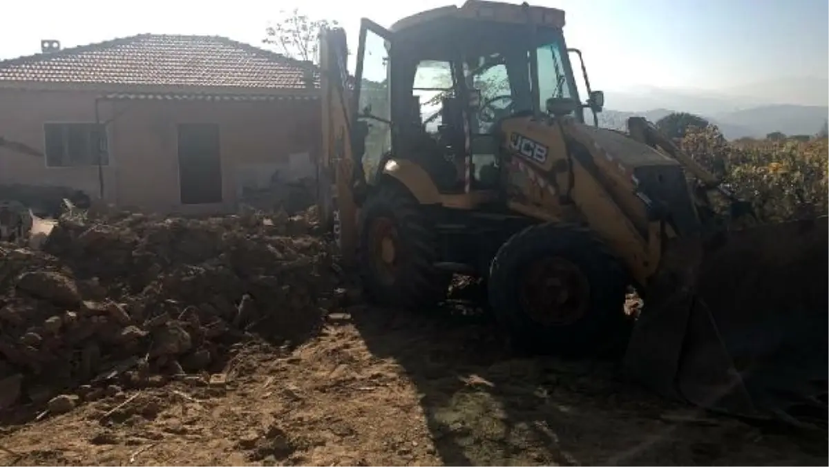 Odun toplamak isterken kepçenin altında kalıp, yaşamını yitirdi