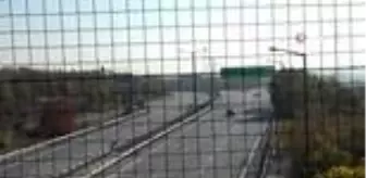 Otoyol üstündeki köprüyü çöplüğe çevirdiler