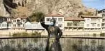 Özçekim yapan şehzade heykeli ile maskeli mesaj