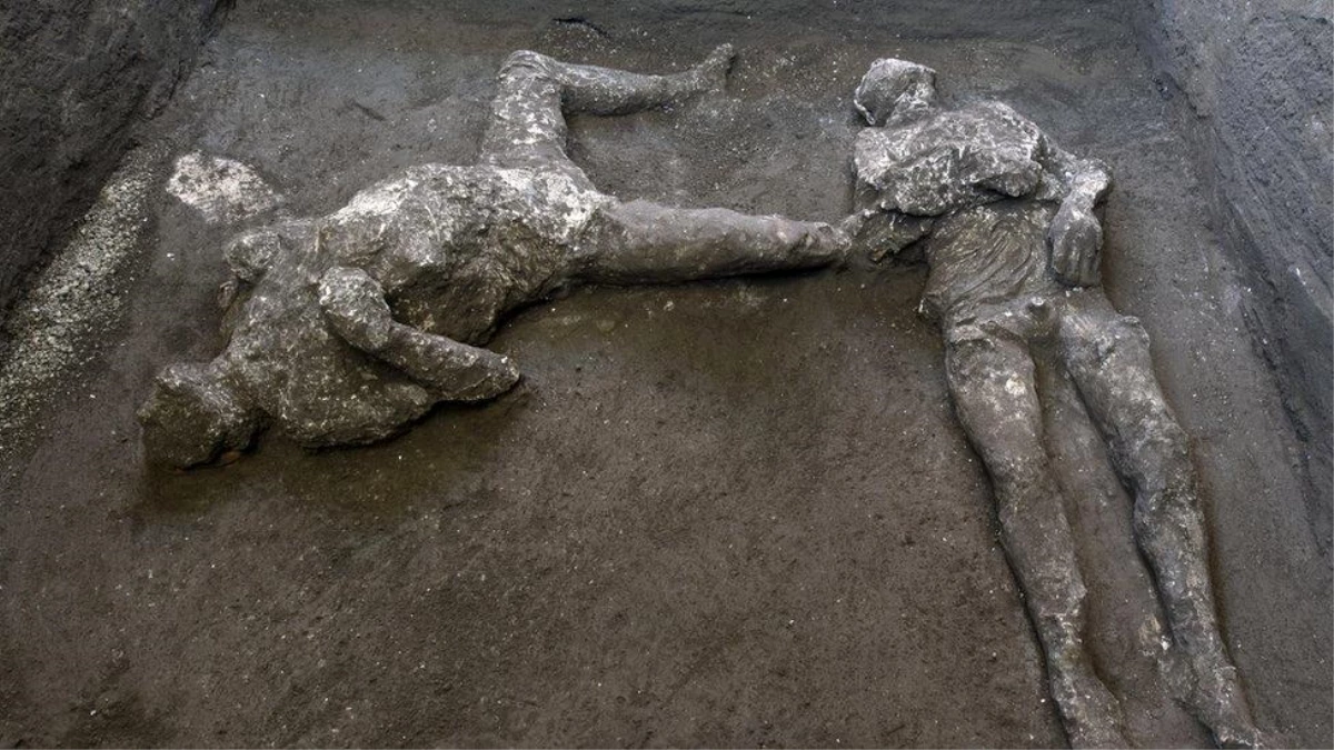 Pompeii\'de 2000 yıl önceki yanardağ patlamasında ölen köle ve sahibinin kalıntıları bulundu
