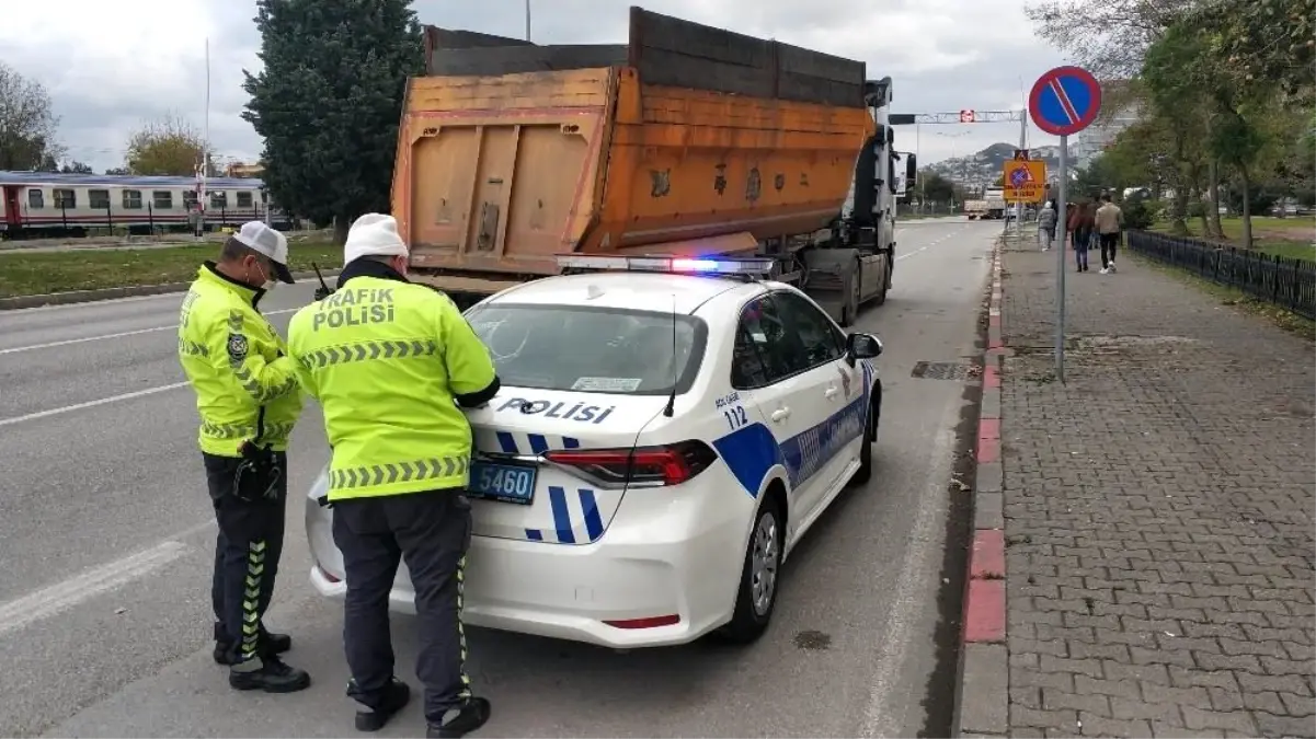 Son dakika haberleri... Tırı trafik ekiplerinin üzerine sürüp kaçan sürücü polisi alarma geçirdi