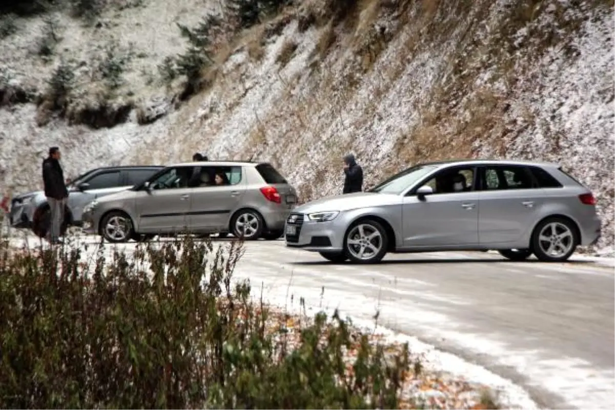 Yedigöller yolu kar ve buzlanma nedeniyle trafiğe kapatıldı, yüzlerce tatilci geri döndü