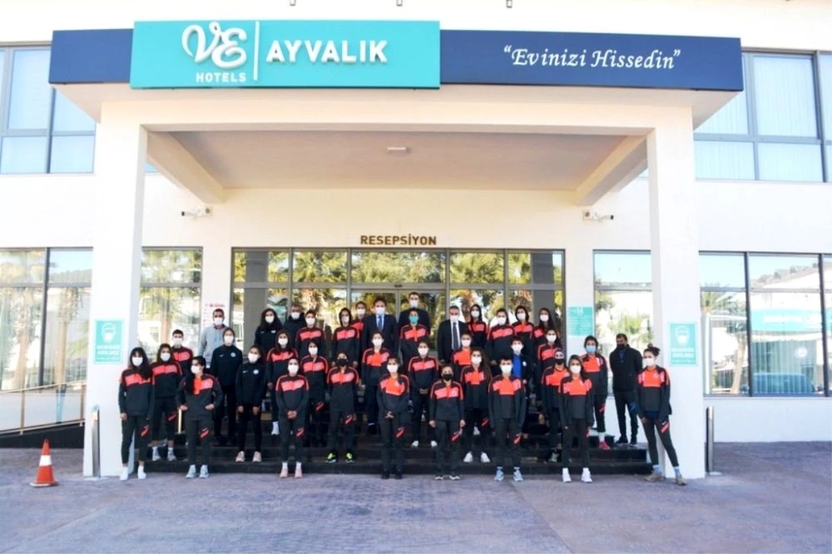 Yüksekova Belediyespor Kadın Futbol Takımı, Ayvalık\'ta kampa girdi