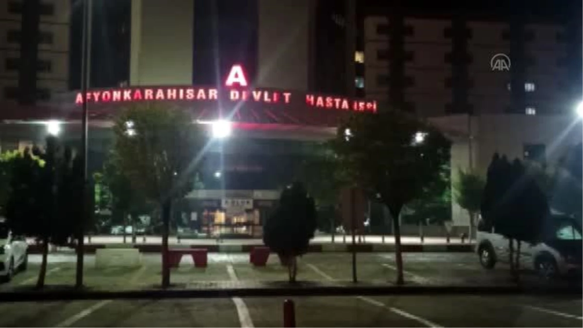 AFYONKARAHİSAR - Apartmanlarından üzerlerine şişe atılması nedeniyle çıkan kavgada yaralandılar