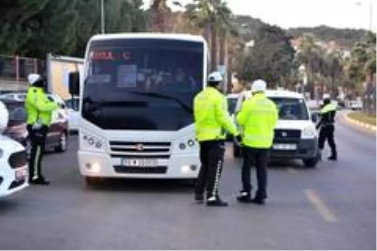 Ayvalık\'ta trafik polislerinden Covid19 savaşı