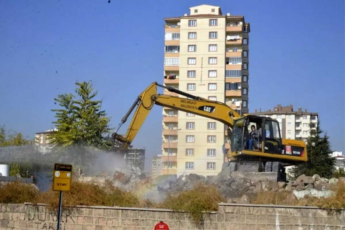 Battalgazi Mahallesi\'ndeki metruk yapılar yıkılıyor