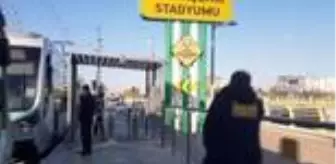 Biletsiz tramvaya binmeye çalışan kişi, kendisini uyaran güvenlik görevlisini bıçakladı