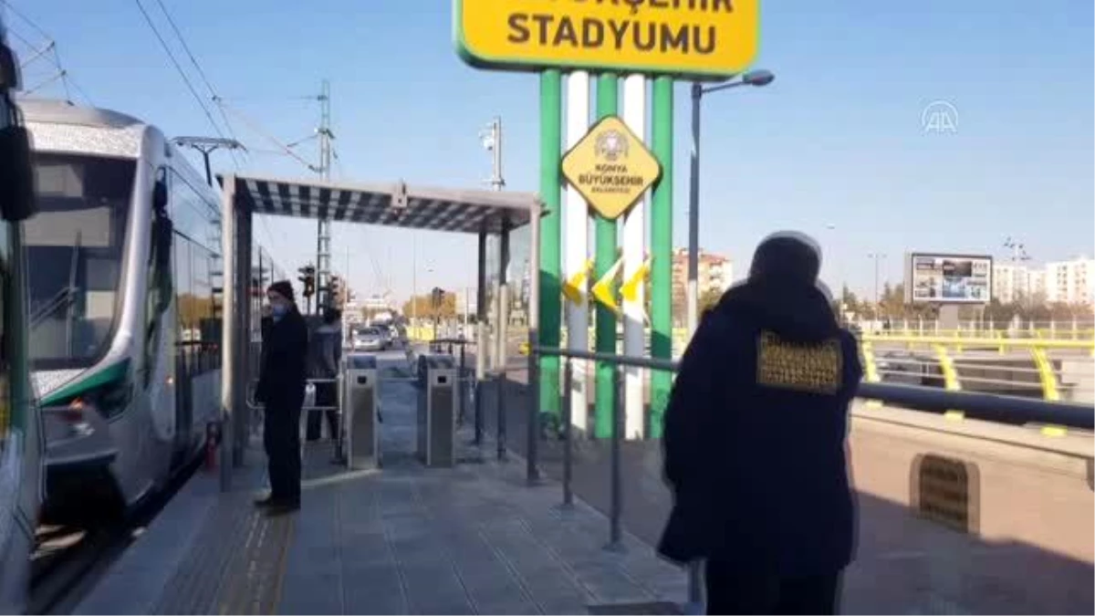 Biletsiz tramvaya binmeye çalışan kişi, kendisini uyaran güvenlik görevlisini bıçakladı