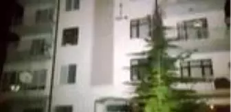 Boşanmak isteyen eşine sinirlenen adam evini yakmaya çalıştı