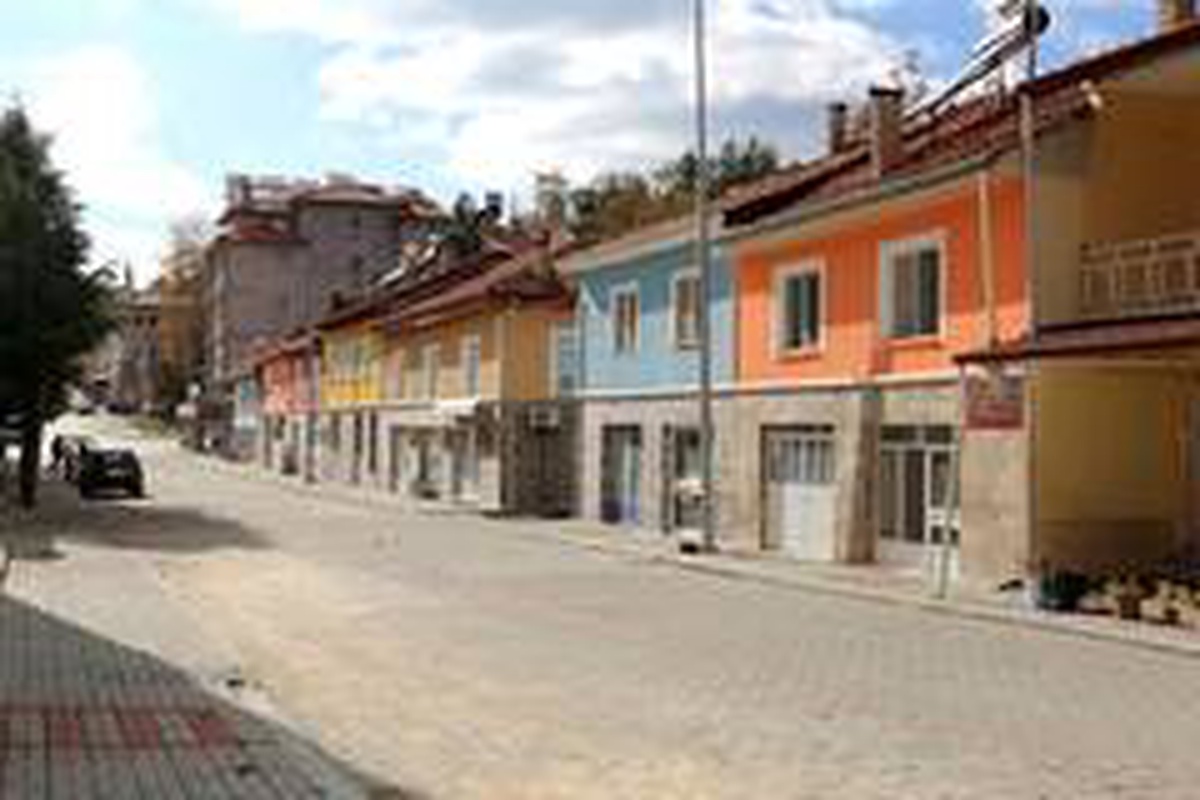 Çameli\'de eski evler tadilattan geçirilerek farklı renklere boyandı
