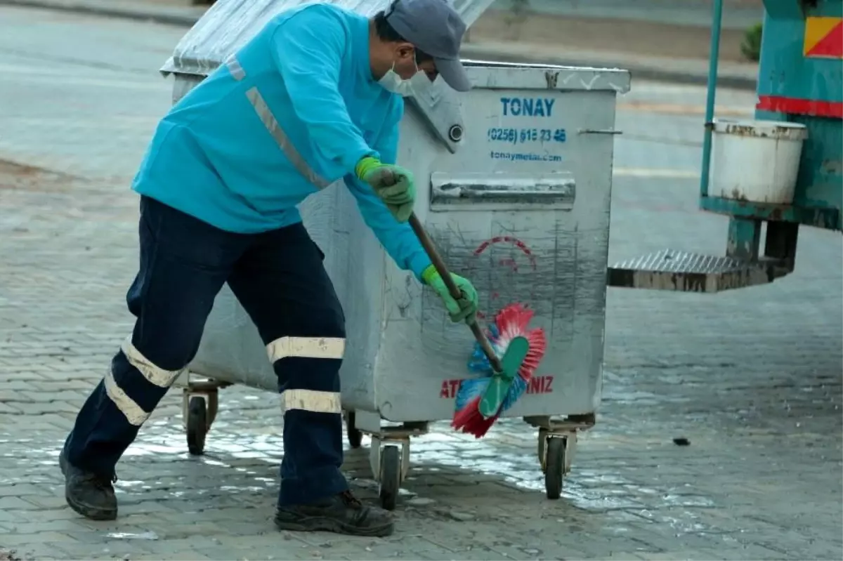 Çöp konteynerleri köpüklü suyla yıkanıyor