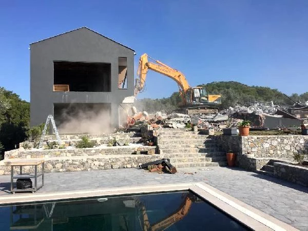 Dalaman'da sahibinin iki gün direndiği kaçak villa yıkıldı