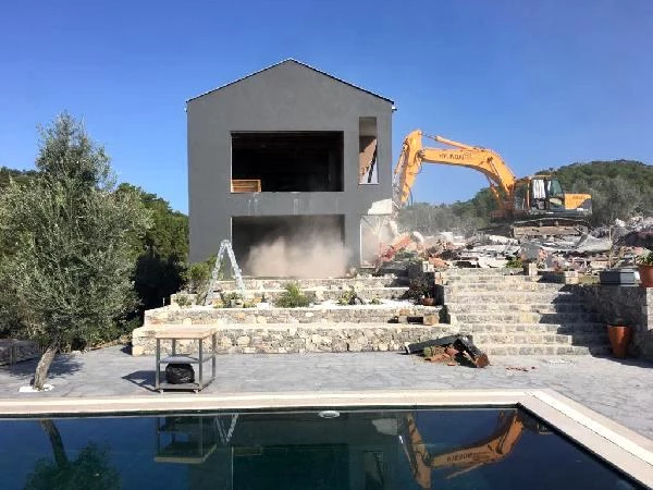 Dalaman'da sahibinin iki gün direndiği kaçak villa yıkıldı