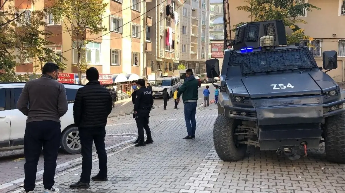 Son dakika haberleri! Esenyurt\'ta park halindeki aracın kundaklanması kamerada