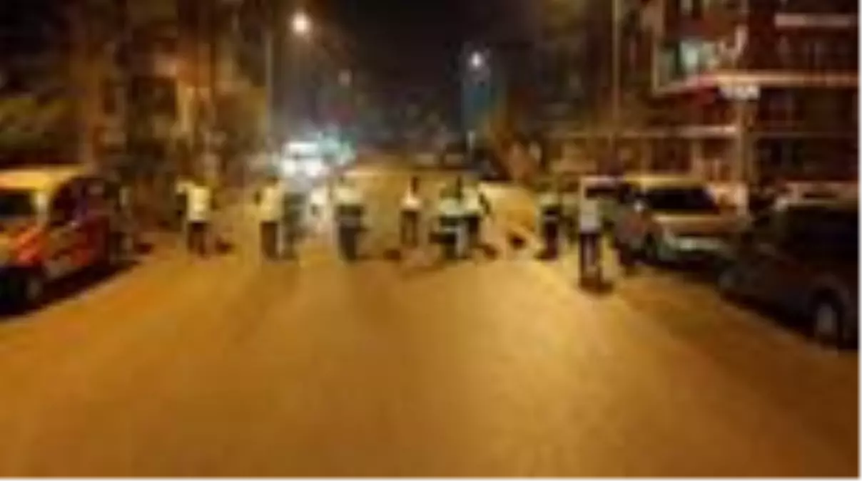 İşçiler cadde ve sokakları halay çekerek temizledi