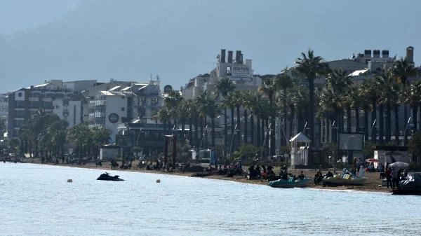 Son dakika haberleri: Marmaris'te sahillerdeki kalabalığa megafonlu uyarı