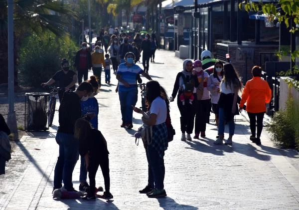 Son dakika haberleri: Marmaris'te sahillerdeki kalabalığa megafonlu uyarı