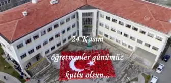 Öğretmenler mikrofon başına geçti 'Uzaklaştıkça yakınlaşıyoruz' klibi çekti