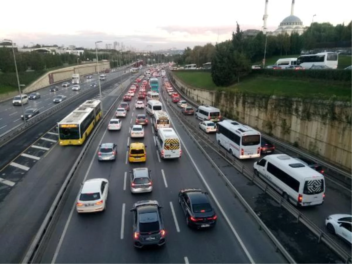 Sokağa çıkma yasağının sona ermesinin ardından 15 Temmuz Şehitler Köprüsü\'nde trafik yoğunluğu