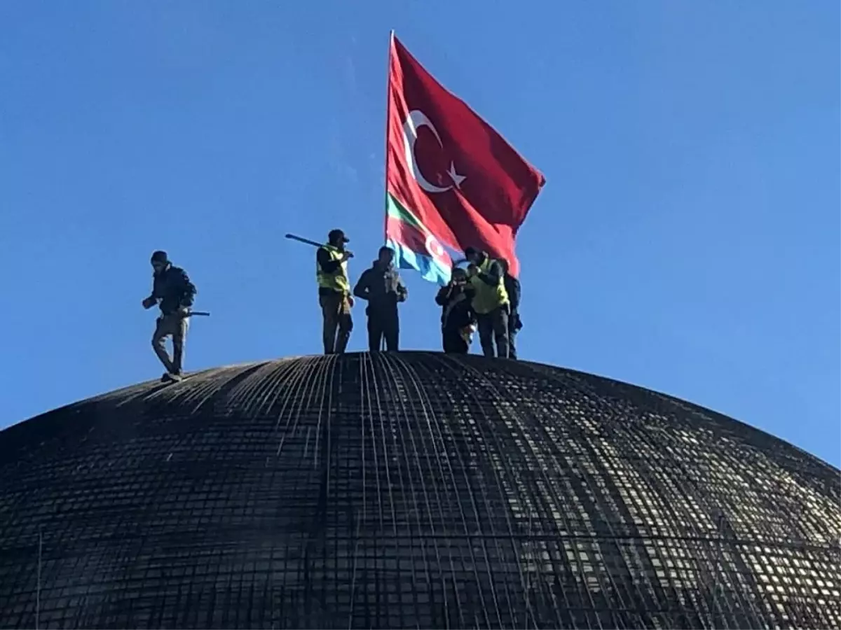 Sultan Alparslan Külliyesi kubbesine Türk ve Azerbaycan Bayrağı asıldı