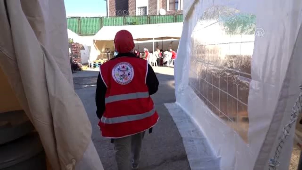 Yabancı öğrenciler, İzmir depremi sonrası Türk Kızılay gönüllüsü oldu