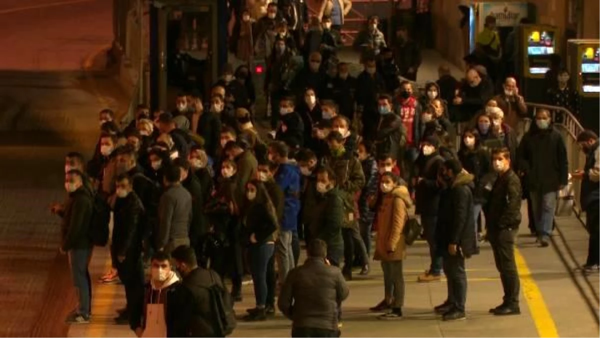 Zincirlikuyu metrobüs durağında yoğunluk