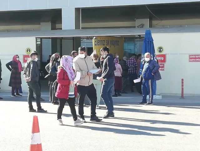 Adana'da korona virüs testi için hastanelerin önünde kuyruk oluştu