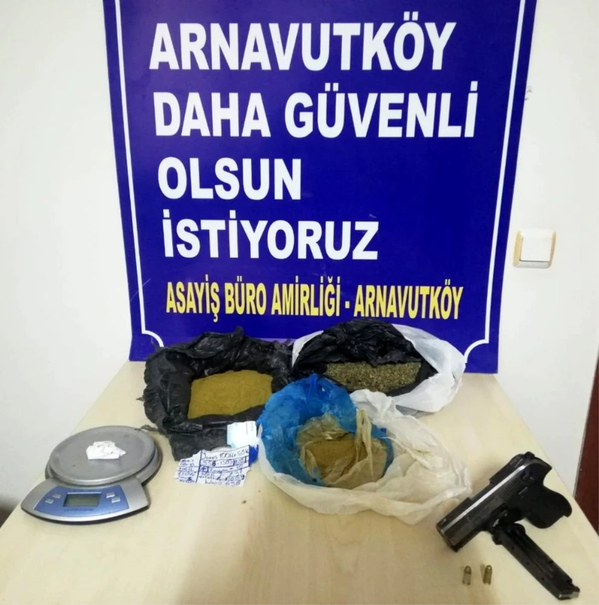 Son dakika haberi! Arnavutköy\'de operasyon yapılan evden 1,5 kilo uyuşturucu madde çıktı