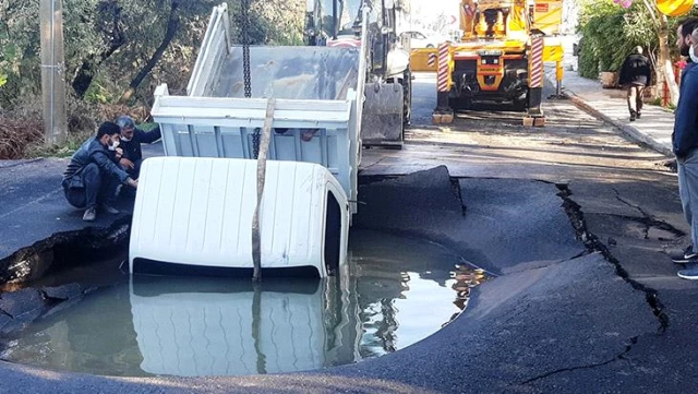 Asfalt patladı içine kamyonet düştü; araçtaki işçiler boğulmaktan son anda kurtuldu