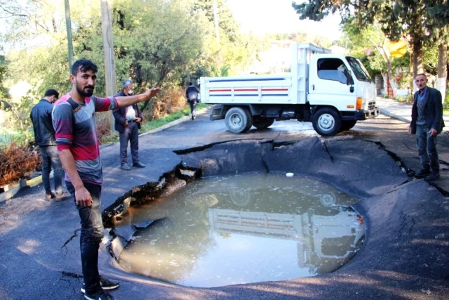 Asfalt patladı içine kamyonet düştü; araçtaki işçiler boğulmaktan son anda kurtuldu