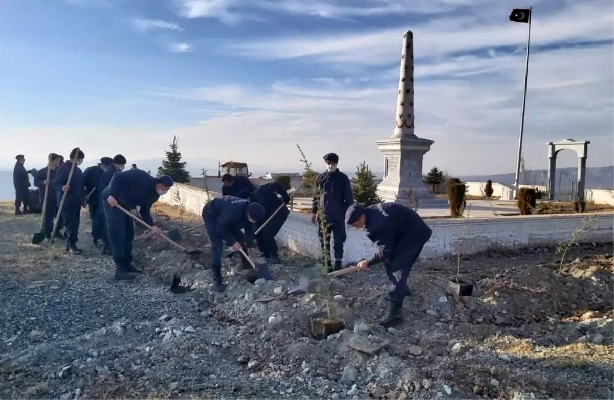 Askerler, Oyuktepe Şehitliği\'nde fidan dikti