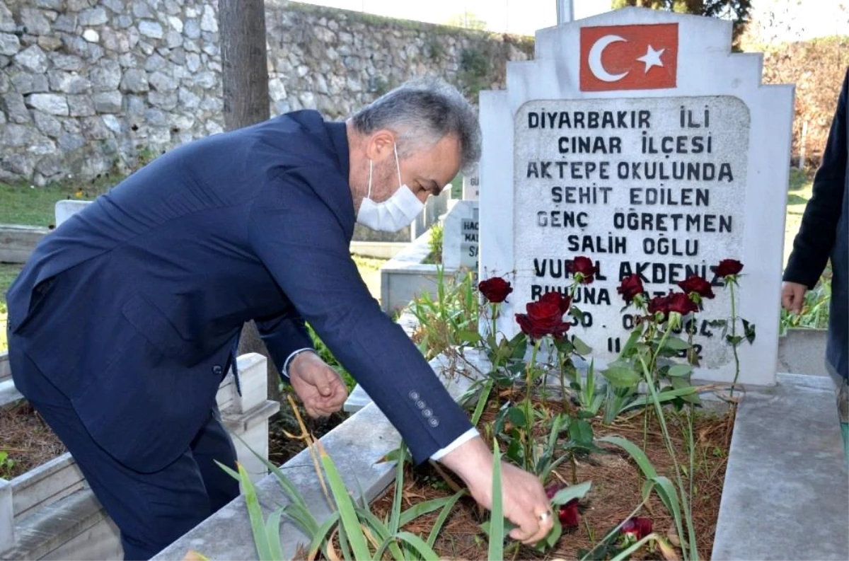Başkan Topaloğlu, Şehit Öğretmen Vural Akdeniz\'i kabri başında andı