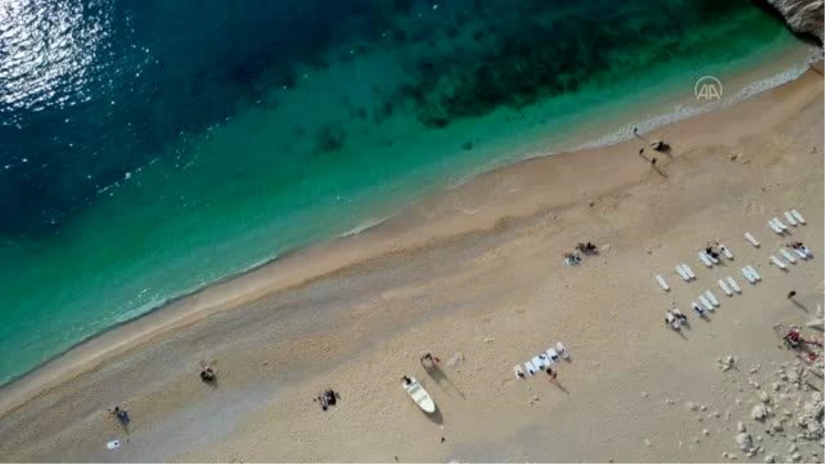 Dünyaca ünlü Kaputaş Plajı\'nda deniz, kum ve güneş keyfi