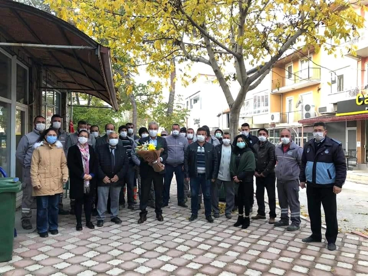 Emekli öğretmen Başkanına personelinden kutlama