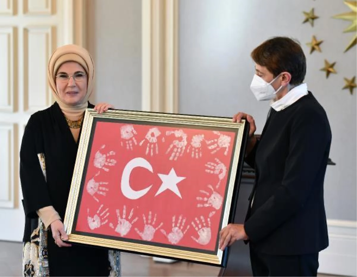 Emine Erdoğan, motosikletini EBA destek aracı yapan öğretmeni paylaştı