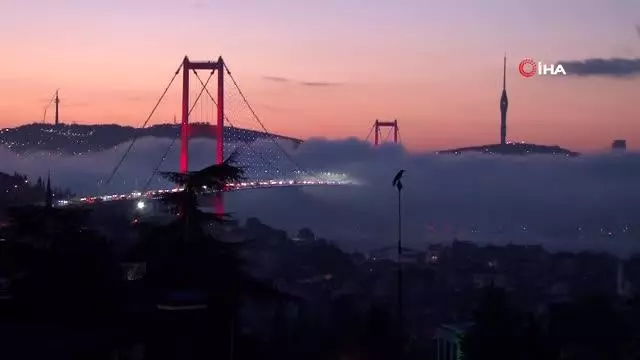 İstanbul Boğazı'nda sabah saatlerinde etkili olan sis kartpostallık görüntüler oluşturdu