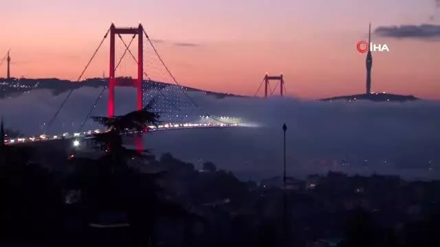 İstanbul Boğazı'nda sabah saatlerinde etkili olan sis kartpostallık görüntüler oluşturdu