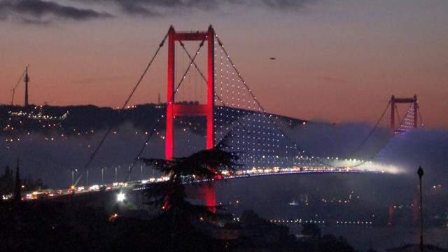 İstanbul Boğazı'nda sabah saatlerinde etkili olan sis kartpostallık görüntüler oluşturdu