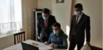 Kaymakam, EBA'dan ders veren öğretmeni ziyaret edip, gününü kutladı