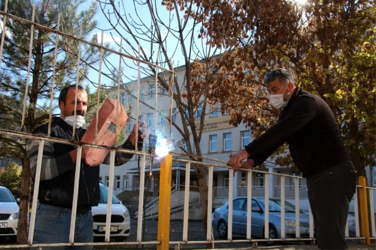 Okulda öğrencilerin olmayışını fırsata çevirip tadilat yapıyorlar