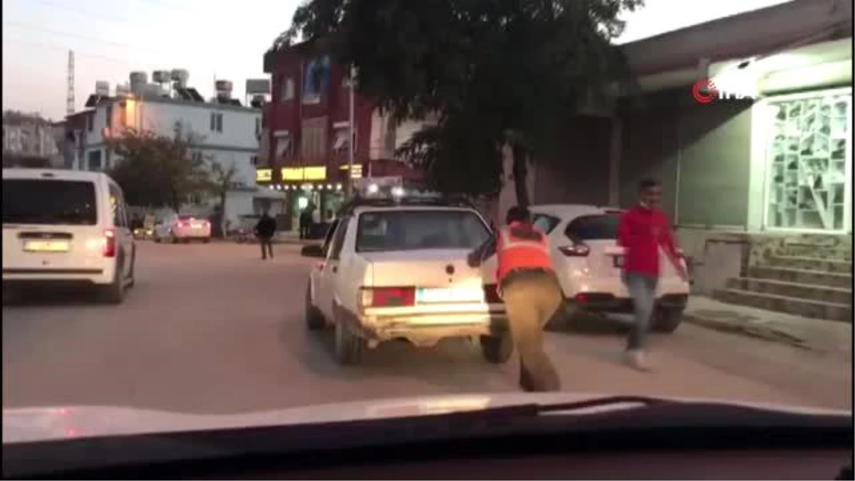 Önce otomobili itti, sonra bagajına oturarak yolculuk yaptı