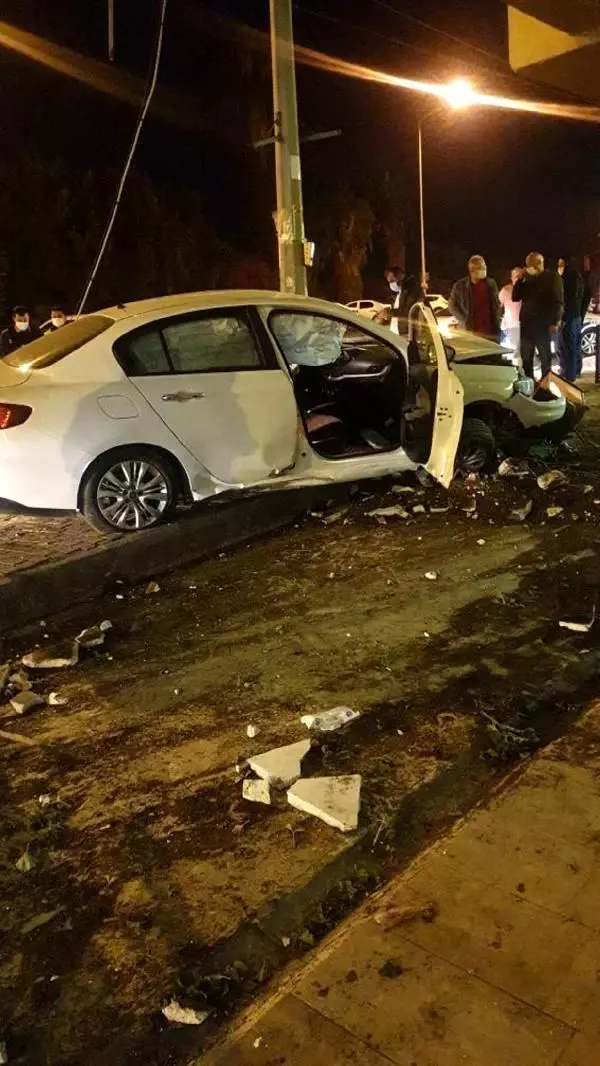 Son dakika haberi... Otomobilin tramvay direğine çarpma anı kamerada