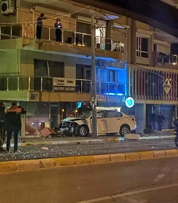 Son dakika haberi... Otomobilin tramvay direğine çarpma anı kamerada