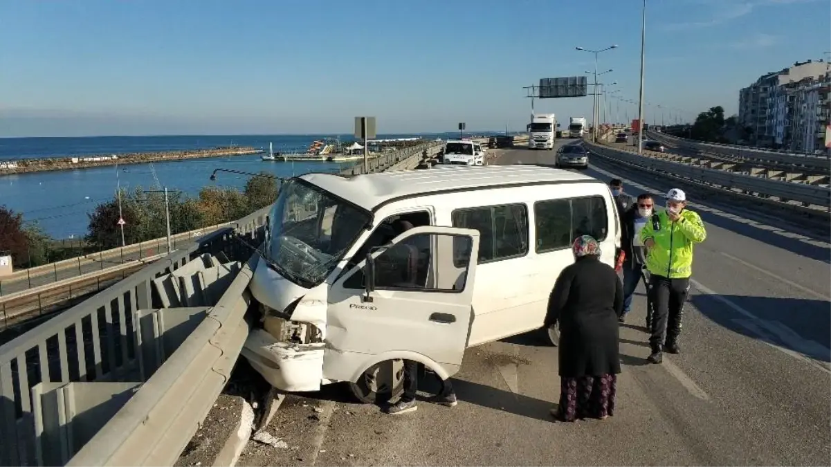 Samsun\'da panelvan minibüs viyadükteki bariyerlere çarptı: 3 yaralı