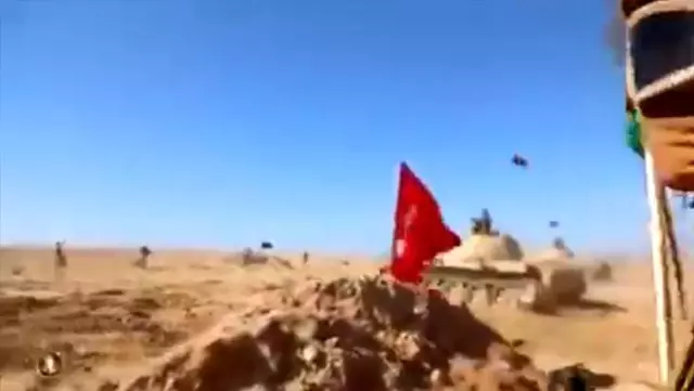 Skandal görüntüler! Hafter güçlerinin tatbikatında Türk bayrağı hedef olarak kullanıldı Skandal görüntüler! Hafter güçlerinin tatbikatında Türk bayrağı hedef olarak kullanıldı